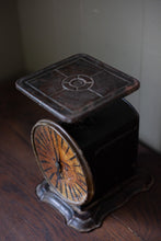 Load image into Gallery viewer, Antique American Metal Family Scale
